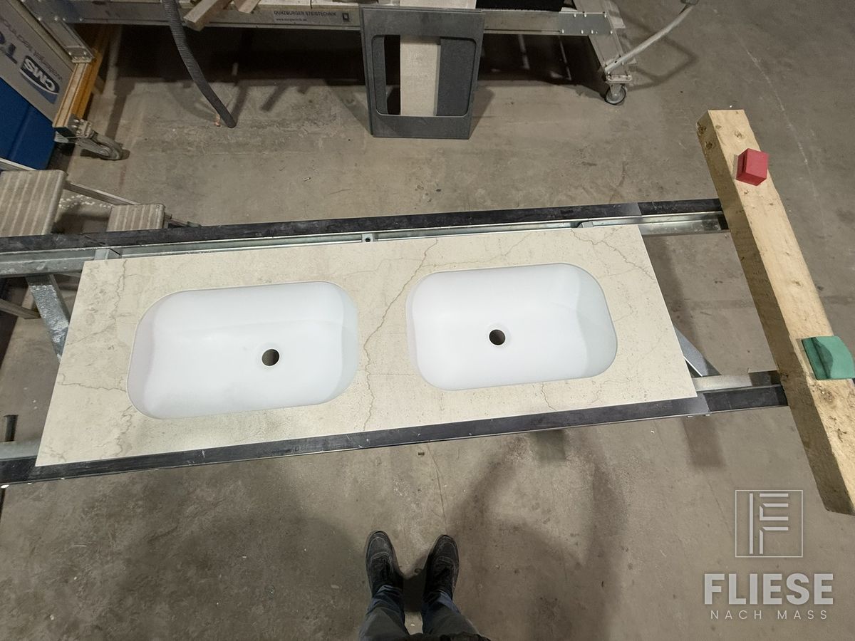 Doppelwaschtisch mit zwei integrierten Becken