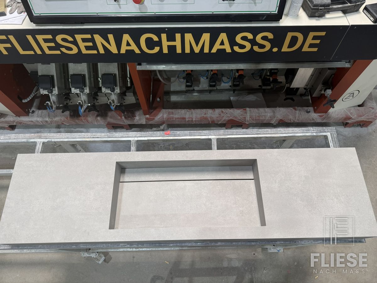 Waschtisch aus Feinsteinzeug mit Marmorplatte und schwarzem Korpus