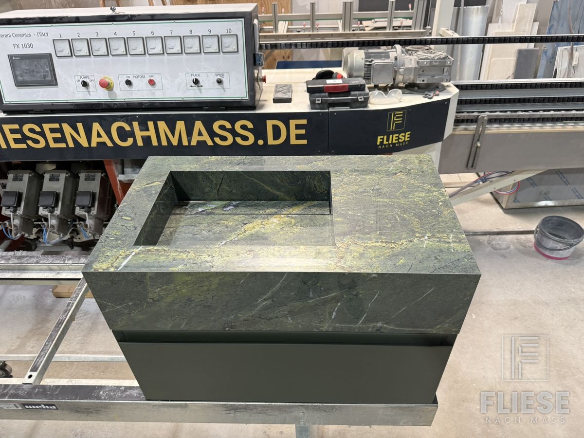 Waschtisch in grüner Marmoroptik mit Schublade