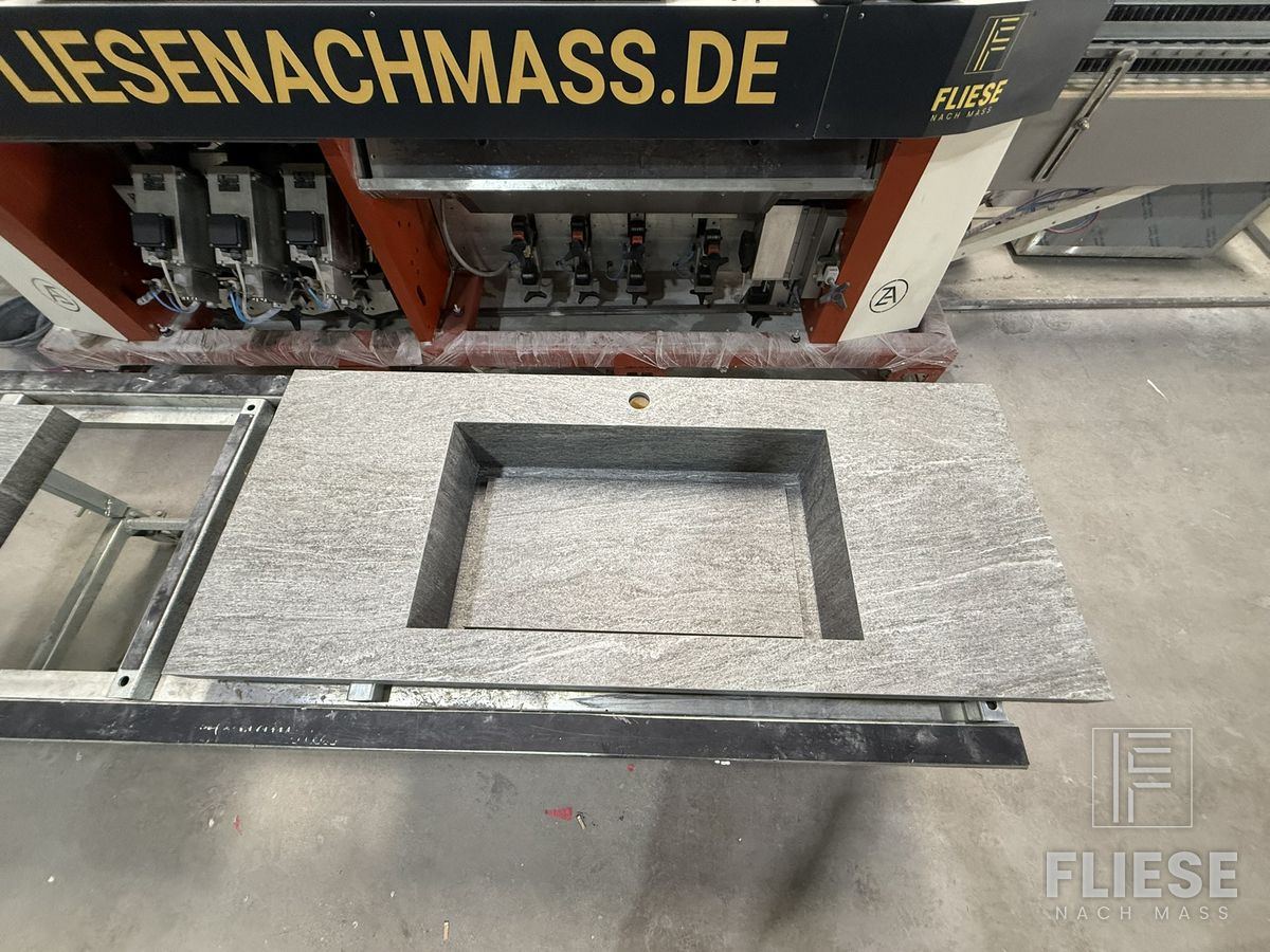 Waschtisch in Steinoptik mit eingelassenem Becken
