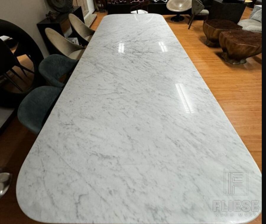 Esstisch mit Tischplatte aus Bianco-Carrara-Feinsteinzeug