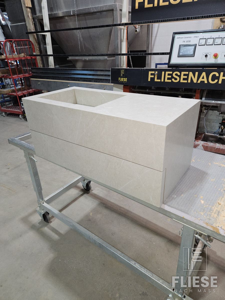 Langer Waschtisch mit rechteckigem Becken